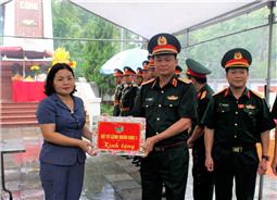 Thiếu tướng Đỗ Văn Tuấn, Phó tư lệnh Quân khu tri ân các anh hùng liệt sĩ và tặng quà gia đình chính sách tại Lạng Sơn